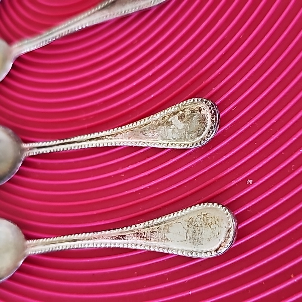 4 Small Teaspoons - Picture 4 of 5